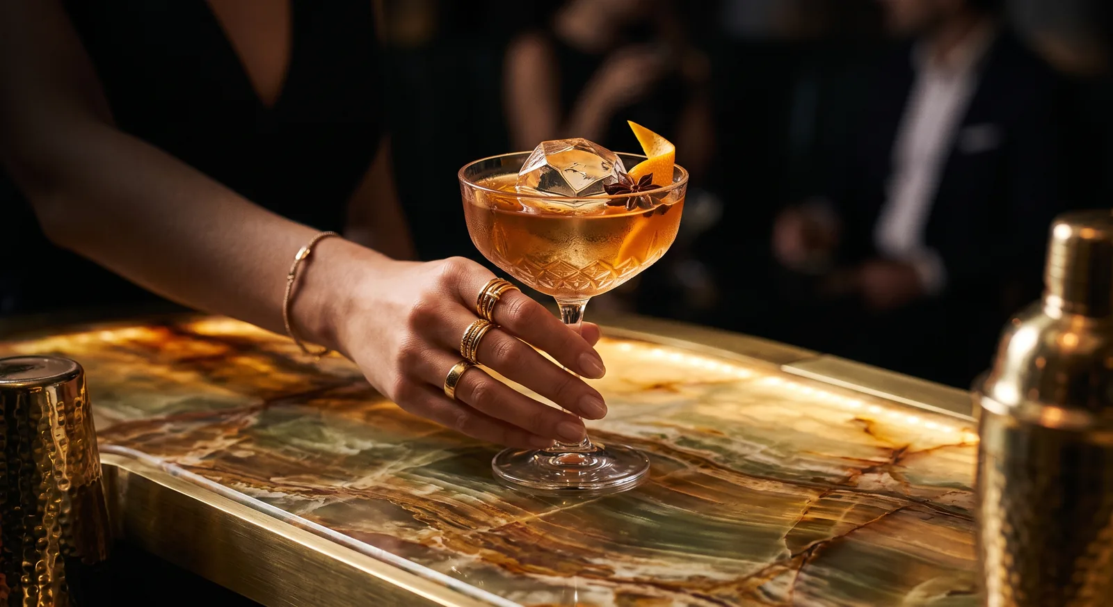 Gäster skrattar med cocktails vid The Altar, BŒFs onyxbar.